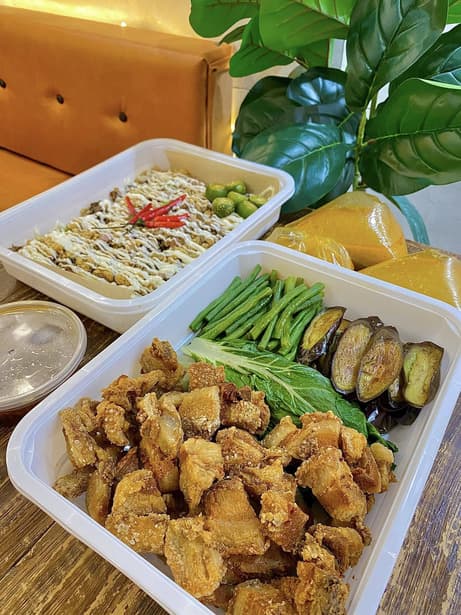 Mixed party tray spread